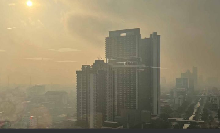 [서울=뉴시스] 태국 방콕의 상공이 3일 오염물질로 뿌옇게 뒤덮여 있다.(출처: 방콕포스트 홈페이지) 2025.02.03. *재판매 및 DB 금지