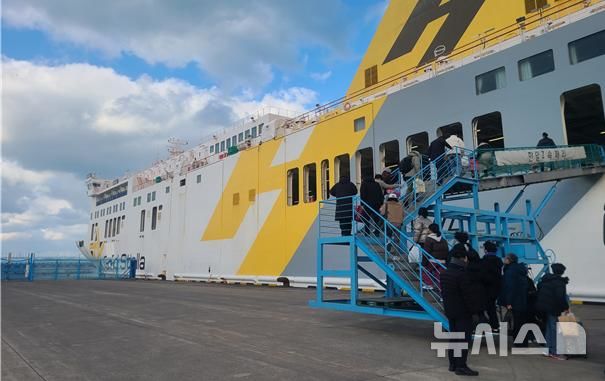 [서울=뉴시스] 제주-완도 항로 한일골드스텔라호(카페리선)에 여객선 이용객들이 승선하는 모습.