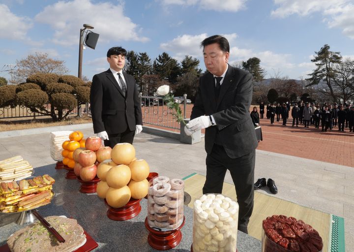[청주=뉴시스] 이범석 충북 청주시장이 3일 서원구 사직동 충혼탑에서 열린 위령제에서 헌화를 하고 있다. 시는 2026년 상반기까지 기존 충혼탑을 헐고 새 추모공원을 조성할 예정이다. (사진=청주시 제공) 2025.02.03. photo@newsis.com *재판매 및 DB 금지