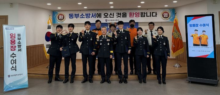 [대구=뉴시스] 대구동부소방서는 3일 본서 회의실에서 신규 소방공무원 인사발령 신고식을 진행했다. (사진=대구동부소방서 제공) 2025.02.03. photo@newsis.com *재판매 및 DB 금지