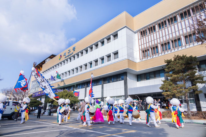 [대구=뉴시스] 대구 날뫼북춤보존회가 3일 서구청 앞에서 지신밟기 행사를 열고 있다. (사진=대구시 서구 제공) 2025.02.03. photo@newsis.com *재판매 및 DB 금지