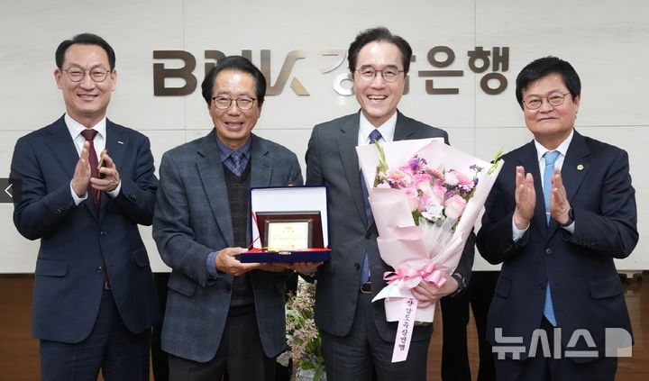 [창원=뉴시스] BNK경남은행 예경탁(오른쪽 두번째) 은행장이 경상남도육상연맹 장운익 선거운영위원장으로부터 경상남도육상연맹 제6대 회장 당선패와 꽃다발을 받고 있다. 맨 왼쪽은 BNK경남은행 구태근 상무, 맨 오른쪽은 경상남도육상연맹 유헌태 부회장. (사진=BNK경남은행 제공) 2025.02.03. photo@newsis.com