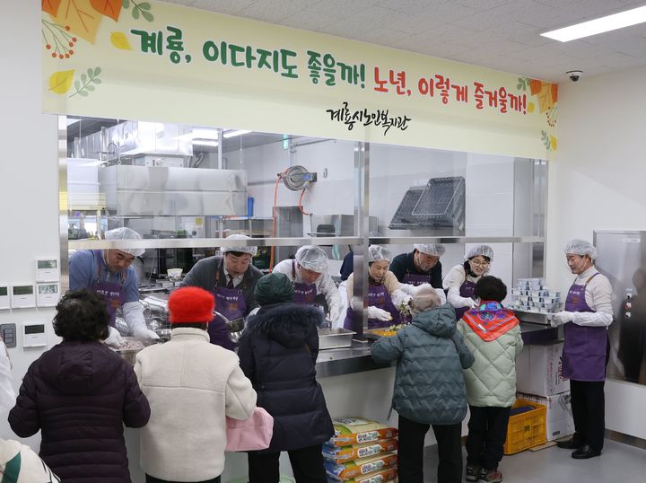 [계룡=뉴시스]계룡시의회 의원들이 3일 엄사면 소재 어르신 행복식당에서 배식 봉사활동을 벌이고 있다. (사진=계룡시의회 제공). 2025. 02. 03 photo@newsis.com *재판매 및 DB 금지