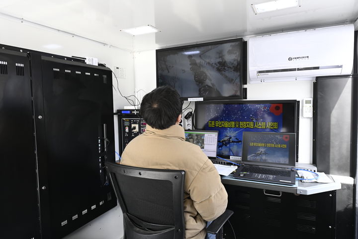 [남원=뉴시스] 3일 남원시 운봉면 백두대간생태교육장에서 열린 '드론 무인 자율비행 및 현장 지원시스템 시연회', 현장 지원시스템 차량에서 드론이 보내온 영상 자료를 관리자가 모니터링하고 있다. *재판매 및 DB 금지