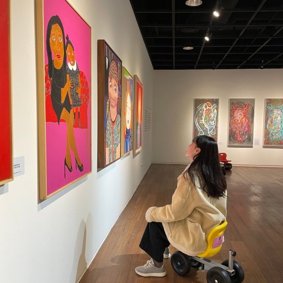 낮은 시선을 경험할 수 있는 ‘꼬마 관람차’를 타고, 대상 이진원의 작업을 관람하는 모습. 사진= 아르브뤼미술상 제공 *재판매 및 DB 금지