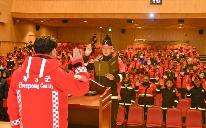 [횡성=뉴시스] 산불감시·진화대 발대식. (사진=횡성군 제공) 2025.02.03. photo@newsis.com *재판매 및 DB 금지