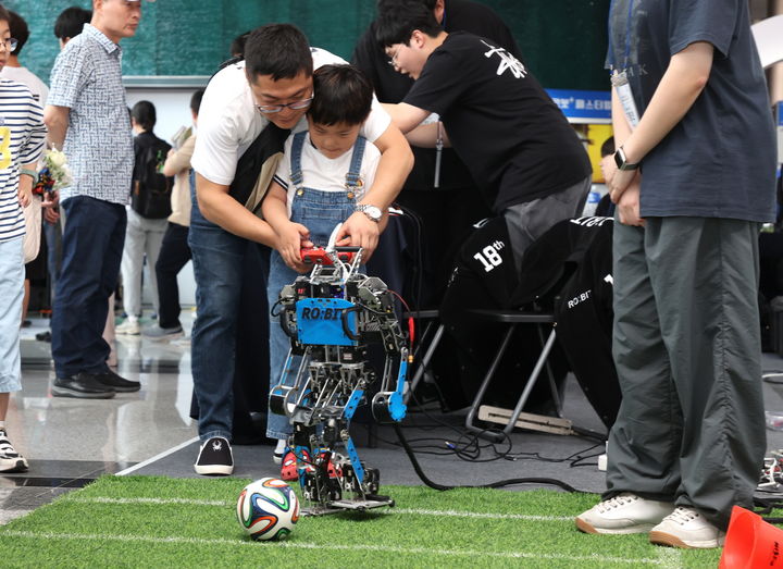 [서울=뉴시스] 24년 6월 1일 로봇플러스페스티벌에서 광운대 학생들이 제작한 로봇 체험. 2025.02.03. (사진=강남구 제공) *재판매 및 DB 금지