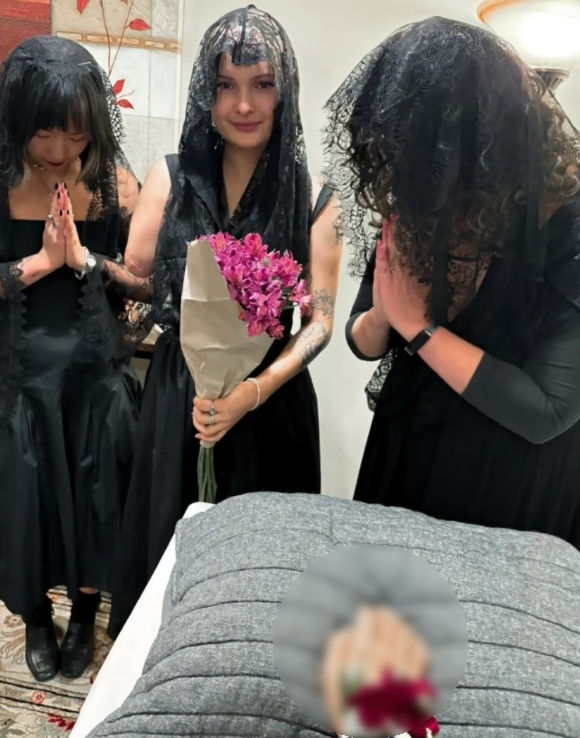 [서울=뉴시스] 미국의 한 여성이 암으로 잃은 자신의 오른팔을 위한 장례식을 열어 화제다.(사진=SCMP 갈무리) *재판매 및 DB 금지