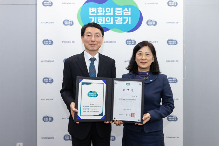 [수원=뉴시스] 3일 오후 김성중 경기도 행정1부지사가 이인영 신임 경기도의료원 의정부병원장(오른쪽)에게 임명장을 수여하고 기념 촬영을 하고 있다. (사진=경기도 제공) 2025.02.03. photo@newsis.com *재판매 및 DB 금지