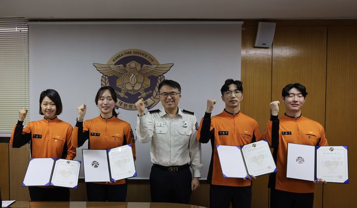 [광주=뉴시스] 광주 서부소방서는 3일 대회의실에서 2024년 하반기 하트‧브레인·트라우마 세이버 인증서 수여식을 열었다. (사진 = 광주 서부소방서 제공) 2024.02.03. photo@newsis.com *재판매 및 DB 금지