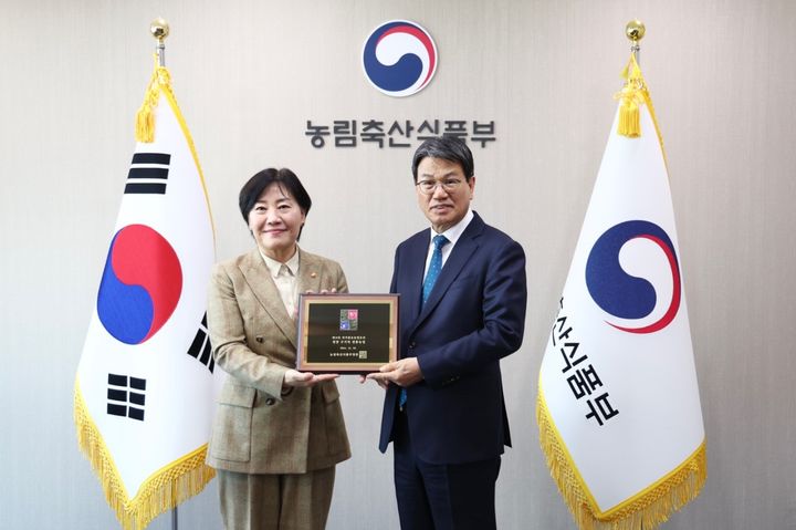 [청양=뉴시스] 조명휘 기자 = 김돈곤 충남 청양군수가 3일 송미령 농림축산식품부 장관으로부터 청양 구기자 전통농업 국가중요농업유산 지정서를 받고 있다. (사진= 청양군 제공) 2025.02.03. photo@newsis.com *재판매 및 DB 금지