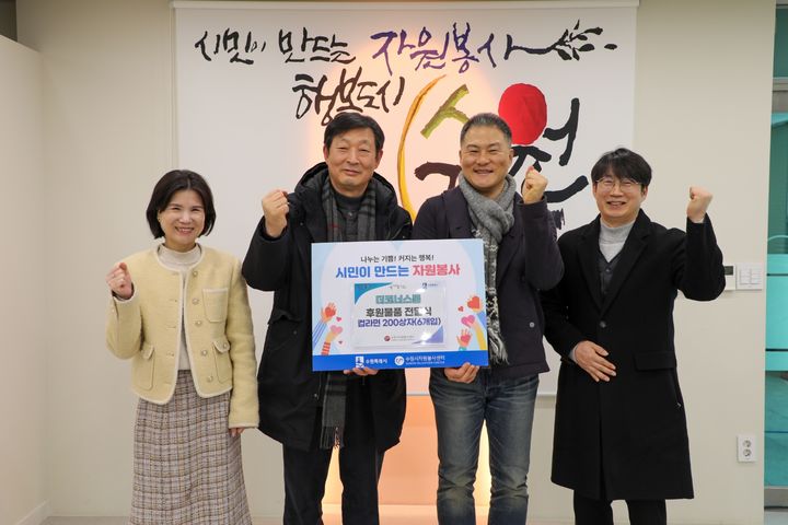 [수원=뉴시스] 컵라면 기부. (사진=수원시자원봉사센터 제공) 2025.02.03. photo@newsis.com *재판매 및 DB 금지