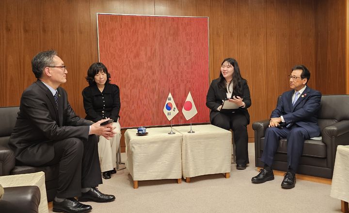 [대전=뉴시스]유득원 대전시 행정부시장이 3일 아키모토 가쓰히로 삿포로 시장과 대화를 나누고 있다. (사진=대전시 제공). 2025. 02. 03 photo@newsis.com *재판매 및 DB 금지