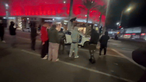 [서울=뉴시스] 2025년 1월 25일 새벽 미국 로스앤젤레스 베벌리 센터 인근 거리에서 자율주행 무인 택시 웨이모가 군중들에 의해 파손되고 있다.(사진=엑스 옛 트위터 갈무리) *재판매 및 DB 금지 *재판매 및 DB 금지