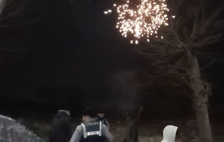 [영암=뉴시스] 설 명절 연휴 기간 영암군 삼호읍 외국인 밀집 지역에서 폭죽 사용을 단속하는 경찰. (사진=영암경찰서 제공) 2025.02.03. photo@newsis.com *재판매 및 DB 금지