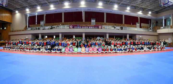 [고성(경남)=뉴시스] 신정철 기자= 이상근 경남 고성군수가 3일, 2025년 동계 전지훈련팀을 격려하기 실내체육관 및 야구장을 방문했다. 사진은 고성군의 동계전지훈련팀 환영식 모습.(사진=고성군 제공).2025.02.03. photo@newsis.com *재판매 및 DB 금지