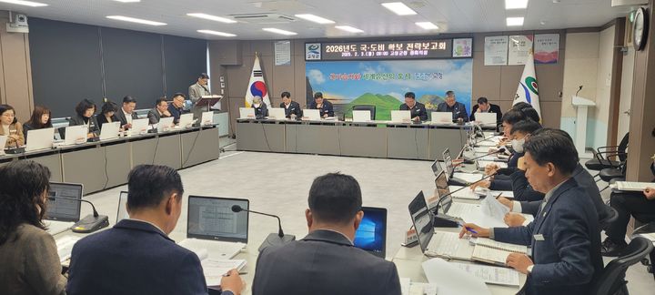 [고성(경남)=뉴시스] 신정철 기자= 경남 고성군은 3일 군청 중회의실에서 류해석 부군수 주재로 국장 및 전 부서장이 참석한 가운데 2026년 국·도비 확보 추진계획 보고회를 개최하고 본격적인 예산확보 활동에 나섰다.사진은 국·도비 확보 추진계획 보고회 모습.(사진=고성군 제공).2025.02.03. photo@newsis.com *재판매 및 DB 금지
