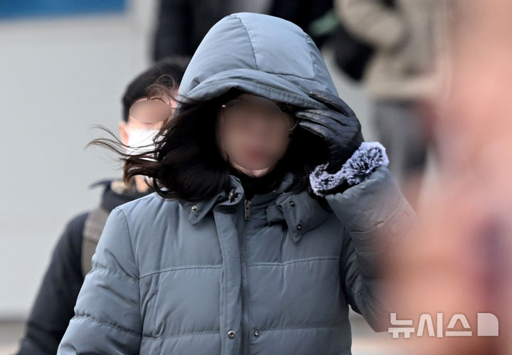 [광주=뉴시스] 김혜인 기자 = 절기상 봄의 시작을 알리는 입춘(入春)인 3일 오전 광주 광산구 광주송정역 인근에서 시민이 강한 바람을 피해 외투 모자를 쓰고 있다. 2025.02.03. hyein0342@newsis.com