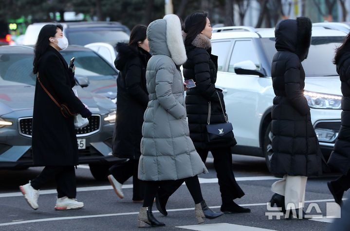 [서울=뉴시스] 김혜진 기자 = 입춘 한파가 찾아온 3일 오전 서울 영등포구 여의도 인근에서 두꺼운 옷을 입은 시민들이 이동하고 있다. 2025.02.03. jini@newsis.com