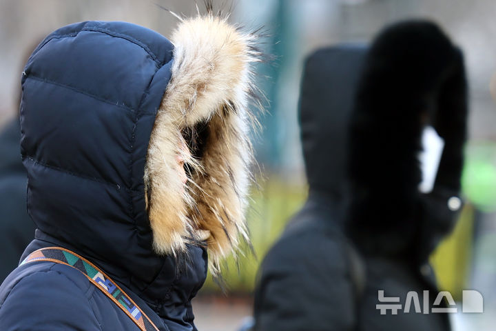 [서울=뉴시스] 박주성 기자 = 입춘 한파가 몰아친 3일 오전 서울 광화문 사거리에서 시민들이 두터운 외투를 입고 출근을 하고 있다. 2025.02.03. park7691@newsis.com