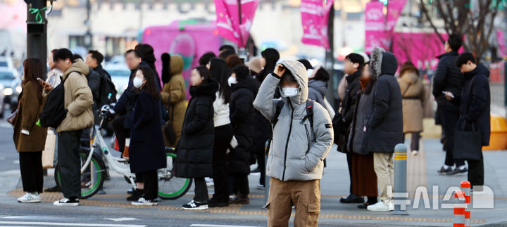 [서울=뉴시스] 박주성 기자 = 입춘 한파가 몰아친 3일 오전 서울 광화문 사거리에서 시민들이 두터운 외투를 입고 출근을 하고 있다. 2025.02.03. park7691@newsis.com