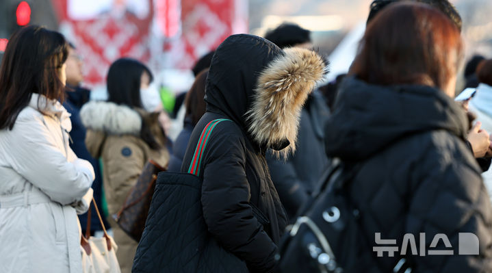 [서울=뉴시스] 박주성 기자 = 입춘 한파가 몰아친 3일 오전 서울 광화문 사거리에서 시민들이 두터운 외투를 입고 출근을 하고 있다. 2025.02.03. park7691@newsis.com