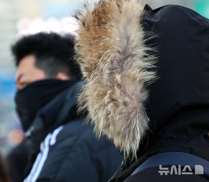 [서울=뉴시스] 박주성 기자 = 입춘 한파가 몰아친 3일 오전 서울 광화문 사거리에서 시민들이 두터운 외투를 입고 출근을 하고 있다. 2025.02.03. park7691@newsis.com