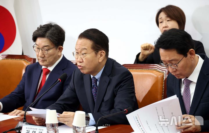 [서울=뉴시스] 조성봉 기자= 권영세 국민의힘 비상대책위원장이 3일 오전 서울 여의도 국회에서 열린 비상대책위원회의에서 발언을 하고 있다. 이날을 한국수어의날을 맞이해 수어통역사(뒷줄)가 함께 했다. 2025.02.03. suncho21@newsis.com