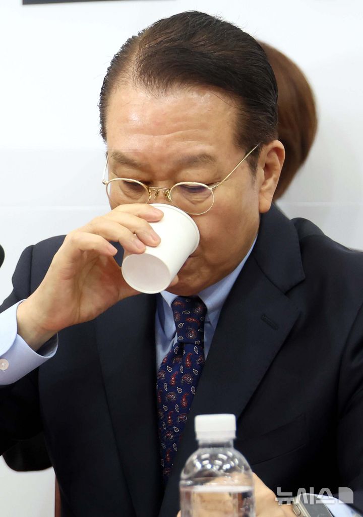 [서울=뉴시스] 조성봉 기자= 권영세 국민의힘 비상대책위원장이 3일 오전 서울 여의도 국회에서 열린 비상대책위원회의에서 물을 마시고 있다. 2025.02.03. suncho21@newsis.com