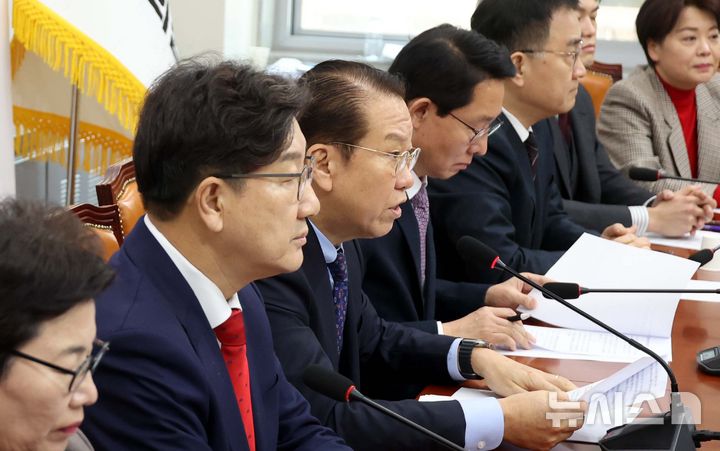 [서울=뉴시스] 조성봉 기자= 권영세 국민의힘 비상대책위원장이 3일 오전 서울 여의도 국회에서 열린 비상대책위원회의에서 발언을 하고 있다. 2025.02.03. suncho21@newsis.com