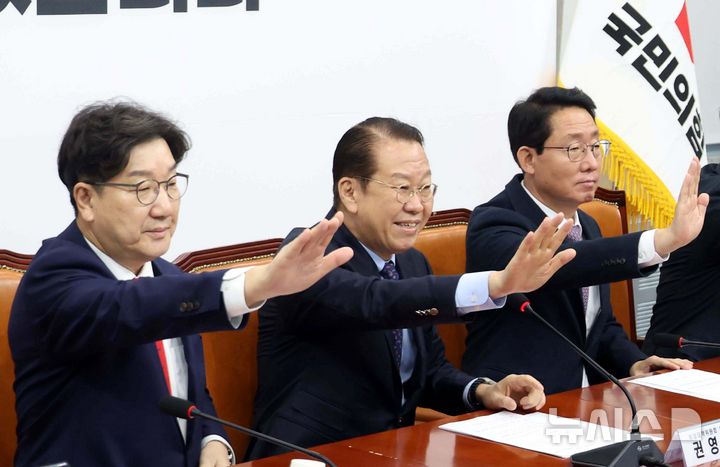 [서울=뉴시스] 조성봉 기자= 권영세 국민의힘 비상대책위원장이 3일 오전 서울 여의도 국회에서 열린 비상대책위원회의에서 한국수어의날을 맞아 '국민과 함께 미래로 갑니다'를 수어로 하고 있다.왼쪽부터 권성동 원내대표, 권 비대위원장, 김상훈 정책위의장. 2025.02.03. suncho21@newsis.com