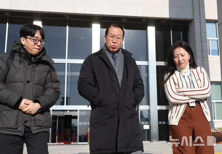 [서울=뉴시스] 고승민 기자 = 권영세 국민의힘 비상대책위원장이 3일 서울 여의도 국회에서 윤석열 대통령 면회를 위해 서울구치소로 출발하고 있다. 2025.02.03. kkssmm99@newsis.com