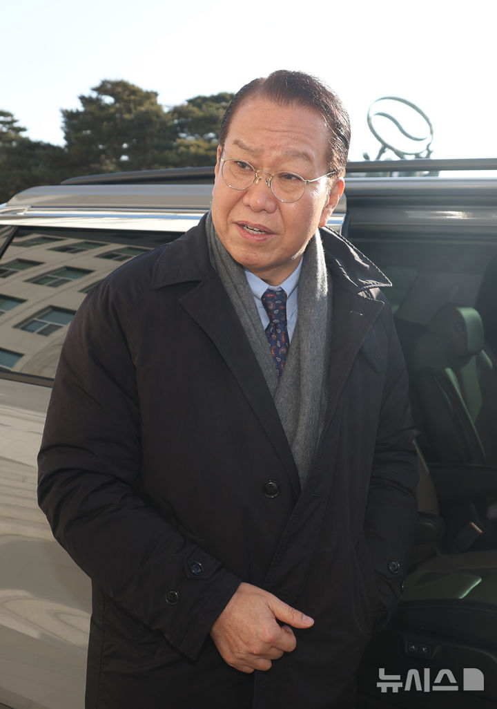 [서울=뉴시스] 고승민 기자 = 권영세 국민의힘 비상대책위원장이 3일 서울 여의도 국회에서 윤석열 대통령 면회를 위해 서울구치소로 출발하던 중 취재진 질문에 답하고 있다. 2025.02.03. kkssmm99@newsis.com
