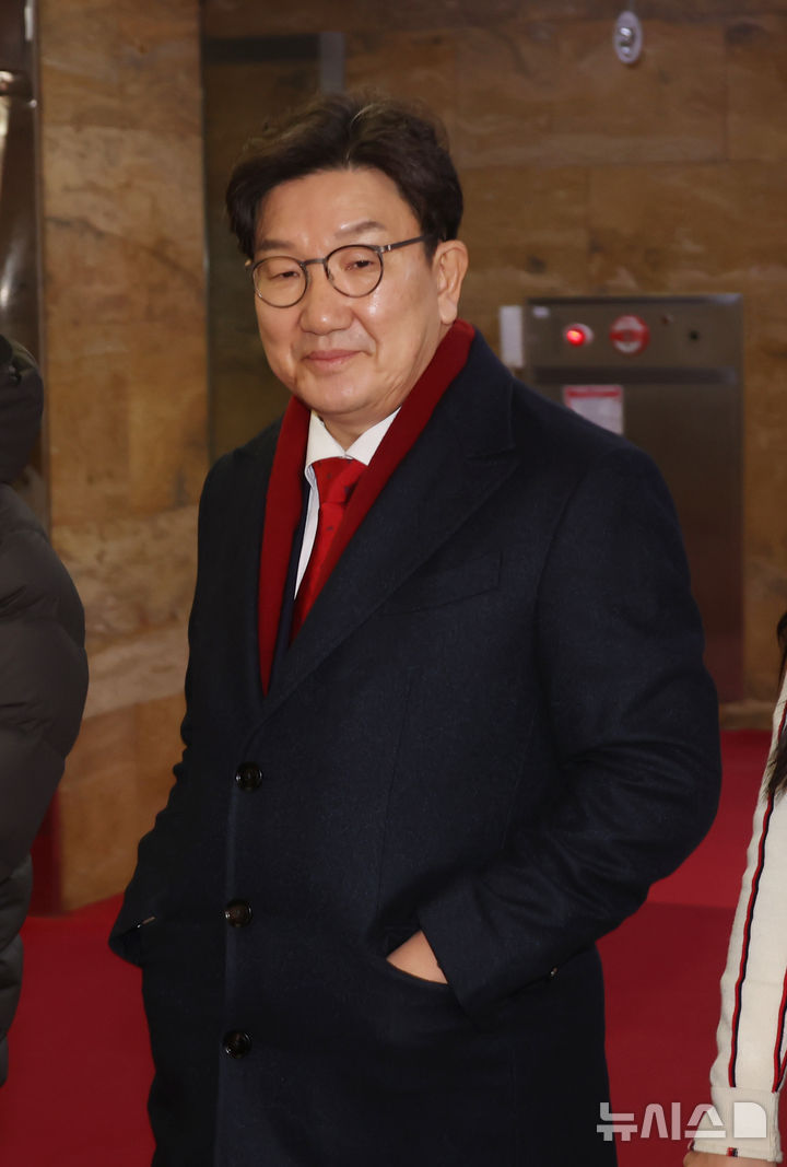 [서울=뉴시스] 고승민 기자 = 권성동 국민의힘 원내대표가 3일 서울 여의도 국회에서 윤석열 대통령 면회를 위해 서울구치소로 출발하고 있다. 2025.02.03. kkssmm99@newsis.com