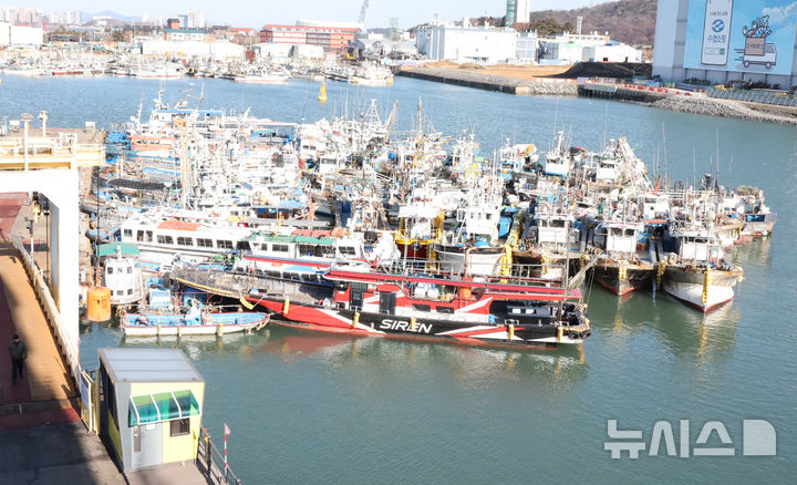 [인천=뉴시스] 전진환 기자 = 인천 중구 인천항 연안부두에 어선들이 정박해 있다. 2025.02.03. amin2@newsis.com