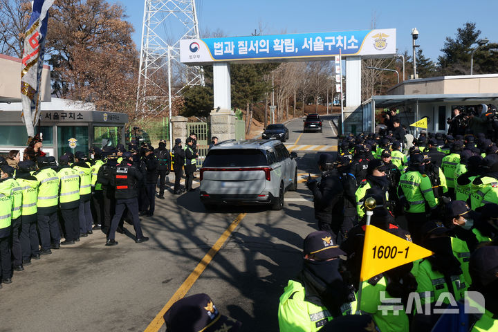 [의왕=뉴시스] 홍효식 기자 = 권영세 국민의힘 비상대책위원장이 탑승한 차량이 3일 경기도 의왕시 서울구치소를 찾아 윤석열 대통령과 면회하기 위해 이동하고 있다. 2025.02.03. yesphoto@newsis.com