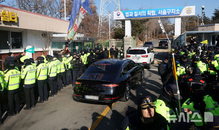 [의왕=뉴시스] 홍효식 기자 = 권성동 국민의힘 원내대표이 탑승한 차량이 3일 경기도 의왕시 서울구치소를 찾아 윤석열 대통령과 면회하기 위해 이동하고 있다. 2025.02.03. yesphoto@newsis.com