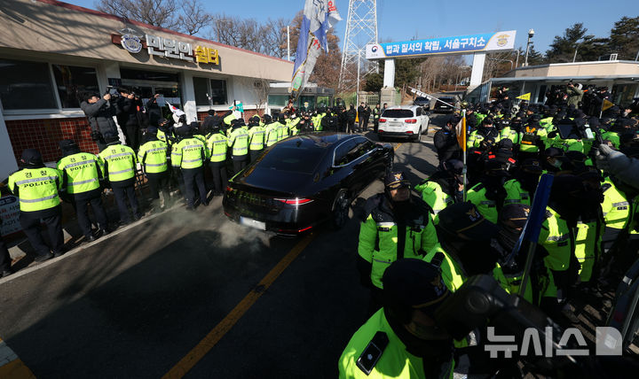 [의왕=뉴시스] 홍효식 기자 = 권성동 국민의힘 원내대표이 탑승한 차량이 3일 경기도 의왕시 서울구치소를 찾아 윤석열 대통령과 면회하기 위해 이동하고 있다. 2025.02.03. yesphoto@newsis.com
