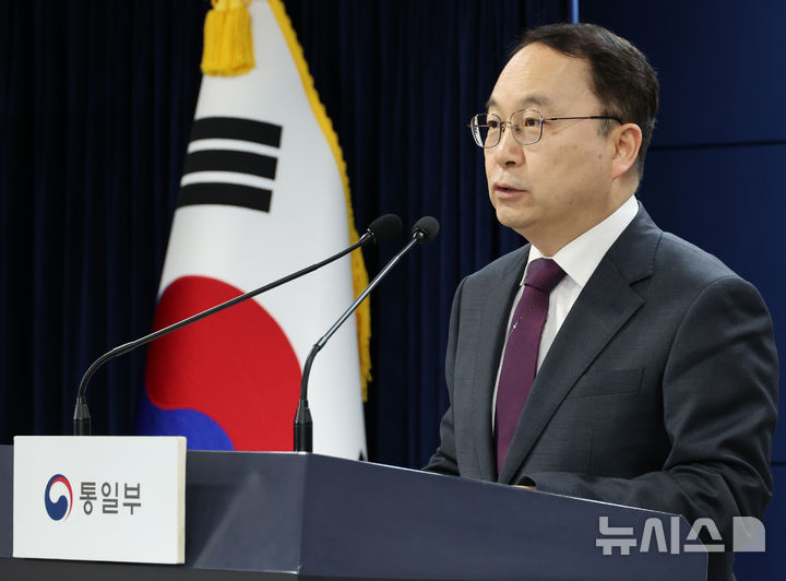 [서울=뉴시스] 김명원 기자 = 구병삼 통일부 대변인이 3일 오전 서울 종로구 정부서울청사에서 현안 관련 정례브리핑을 하고 있다. 구병삼 대변인은 북한의 MD체계 강화 방침을 비난과 관련해 국제규범을 훼손하고 국제사회의 평화를 위협하는 주체는 북한이라는 점 그리고 한국, 미국, 국제사회는 북한의 완전한 비핵화 목표에 대해 확고하고 일치된 입장임을 밝혔다. 2025.02.03. kmx1105@newsis.com