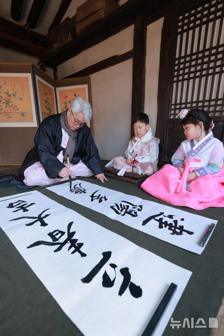 [서울=뉴시스] 김명년 기자 = 절기상 입춘(立春)인 3일 오전 서울 종로구 국립민속박물관 오촌댁에서 서예가와 어린이들이 입춘첩을 작성하고 있다.(공동취재) 2025.02.03. kmn@newsis.com