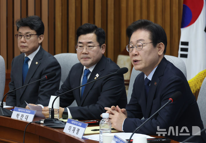 [서울=뉴시스] 고승민 기자 = 이재명 더불어민주당 대표가 3일 서울 여의도 국회에서 '행복하고 정의로운 대한민국, 반도체특별법 노동시간 적용제외 어떻게?'를 주제로 열린 더불어민주당 정책디베이트 3에서 토론회 개최 배경에 대해 설명하고 있다. 2025.02.03. kkssmm99@newsis.com