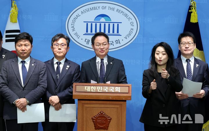 [서울=뉴시스] 조성봉 기자= 허영 국회 예산결산특별위원회 더불어민주당 간사를 비롯한 민주당 의원들이 3일 오전 서울 여의도 국회 소통관에서 열린 민주당 예결특위 기자회견에서 발언을 하고 있다. 이날 참석자들은 기자회견문을 통해 “국민의힘은 내란수괴의 허무맹랑한 주장에 편승해 거짓과 선동으로 국민을 호도하지 말아야 할 것”이라고 지적했다. 2025.02.03. suncho21@newsis.com