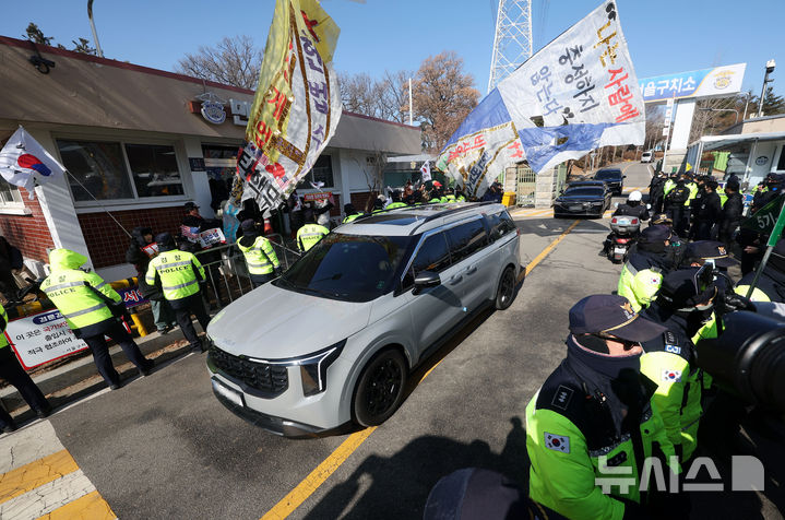 [의왕=뉴시스] 홍효식 기자 = 국민의힘 권영세 비상대책위원장과 권성동 원내대표가 탑승한 차량들이 3일 경기도 의왕시 서울구치소를 찾아 윤석열 대통령과 면회를 마친 뒤 이동하고 있다. 2025.02.03. yesphoto@newsis.com