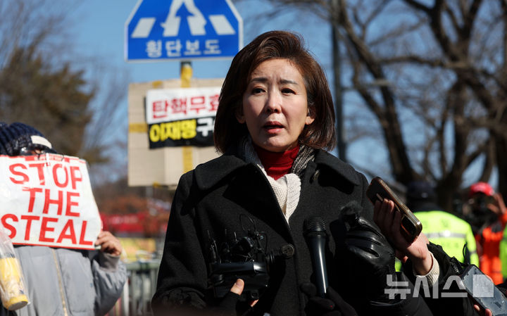 [의왕=뉴시스] 홍효식 기자 = 윤석열 대통령과 면회를 마친 나경원 국민의힘 의원이 3일 경기도 의왕시 서울구치소 앞에서 취재진 질문에 답하고 있다. 2025.02.03. yesphoto@newsis.com