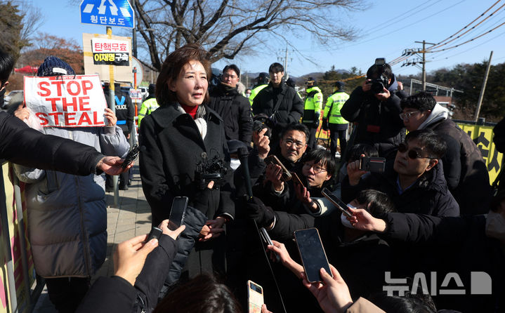 [의왕=뉴시스] 홍효식 기자 = 윤석열 대통령과 면회를 마친 나경원 국민의힘 의원이 3일 경기도 의왕시 서울구치소 앞에서 취재진 질문에 답하고 있다. 2025.02.03. yesphoto@newsis.com