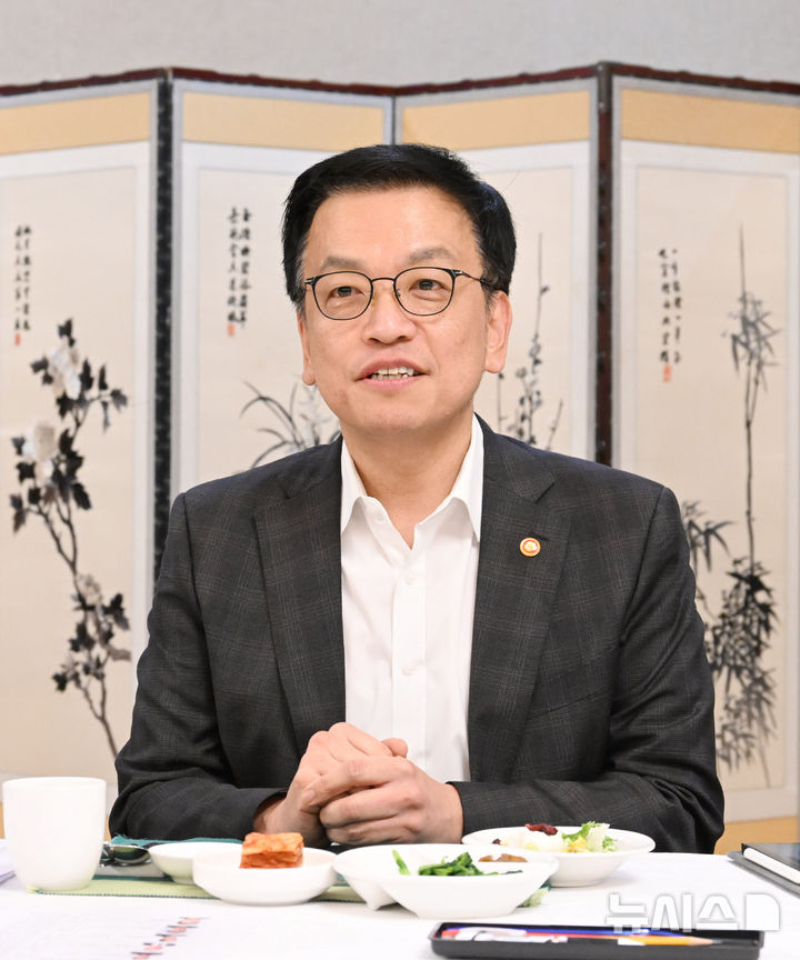 [서울=뉴시스] 조수정 기자 = 최상목 대통령 권한대행 부총리 겸 기획재정부 장관이 3일 서울 종로구 정부서울청사에서 수출기업 오찬간담회를 주재하며 발언하고 있다.(사진=기획재정부 제공) 2025.02.03. chocrystal@newsis.com