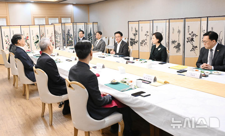 [서울=뉴시스] 조수정 기자 = 최상목 대통령 권한대행 부총리 겸 기획재정부 장관이 3일 서울 종로구 정부서울청사에서 수출기업 오찬간담회를 주재하며 발언하고 있다.(사진=기획재정부 제공) 2025.02.03. chocrystal@newsis.com