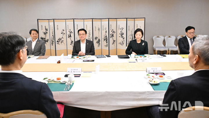 [서울=뉴시스] 조수정 기자 = 최상목 대통령 권한대행 부총리 겸 기획재정부 장관이 3일 서울 종로구 정부서울청사에서 수출기업 오찬간담회를 주재하며 발언하고 있다.(사진=기획재정부 제공) 2025.02.03. chocrystal@newsis.com