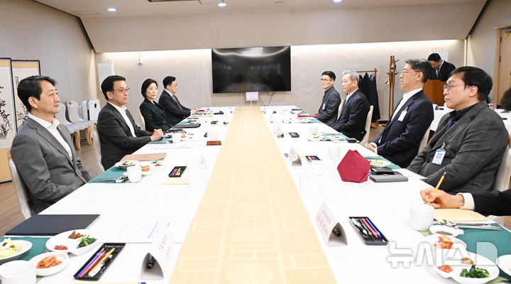 [서울=뉴시스] 조수정 기자 = 최상목 대통령 권한대행 부총리 겸 기획재정부 장관이 3일 서울 종로구 정부서울청사에서 수출기업 오찬간담회를 주재하며 발언하고 있다.(사진=기획재정부 제공) 2025.02.03. chocrystal@newsis.com