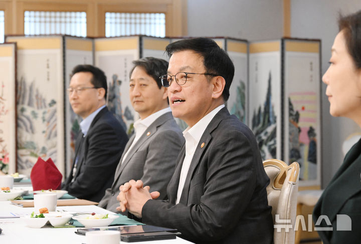 [서울=뉴시스] 조수정 기자 = 최상목 대통령 권한대행 부총리 겸 기획재정부 장관이 3일 서울 종로구 정부서울청사에서 수출기업 오찬간담회를 주재하며 발언하고 있다.(사진=기획재정부 제공) 2025.02.03. chocrystal@newsis.com